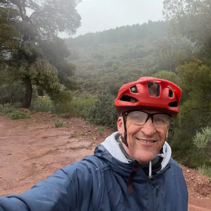 David Martínez, con casco bajo la lluvia